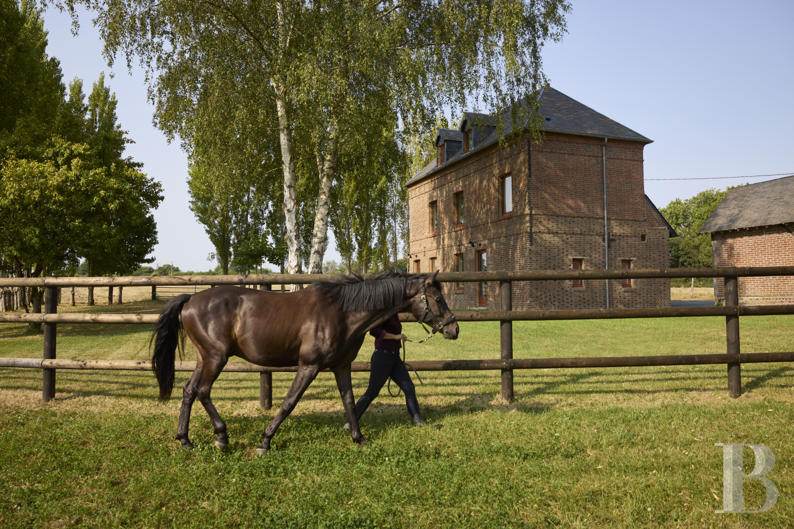 En Pays d’Auge, non loin de Lisieux, une ancienne ferme du 19e siècle transformée en paradis équestre - photo  n°1